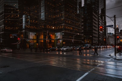 城市道路附近的建筑物在午夜
